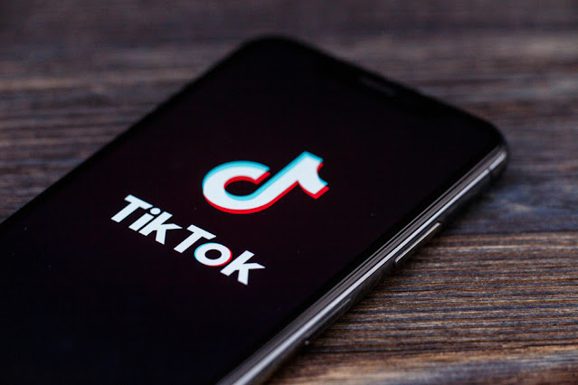 يضيف TikTok ميزة تسمية توضيحية تلقائية إلى جانب وظيفة ترجمة موسعة