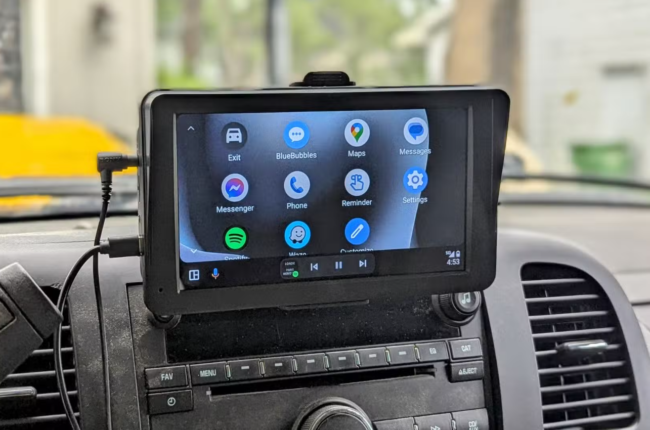 شرح نقل شريط مهام Android Auto إلى الجانب أو الأسفل؟